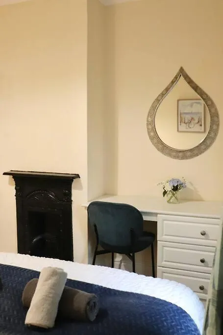 Comfortable 2 Bedroom House Beeston Hill