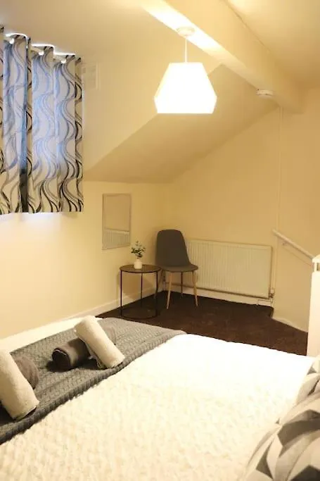 Comfortable 2 Bedroom House Beeston Hill 0*,