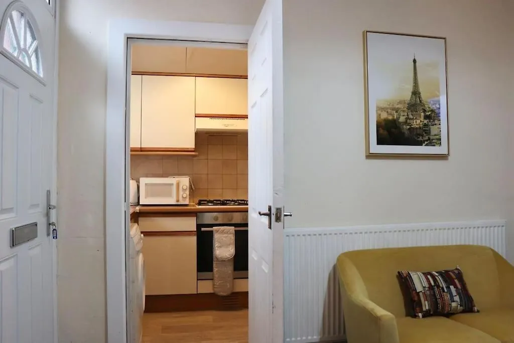 Comfortable 2 Bedroom House Beeston Hill