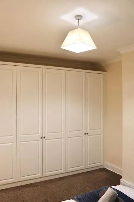 Comfortable 2 Bedroom House Beeston Hill