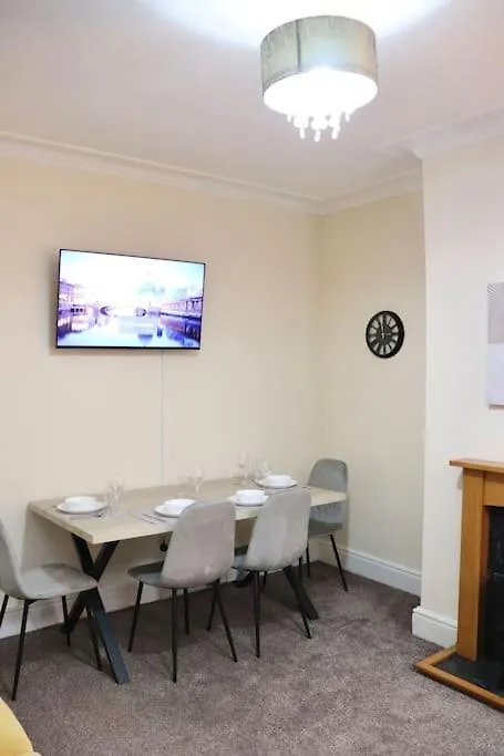 Comfortable 2 Bedroom House Beeston Hill Апартаменты