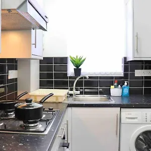Contemporary & Stylish House . Free Parking Apartment