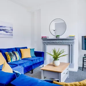 Spacious 4 Bedroom House Near Leeds Cc Apartment