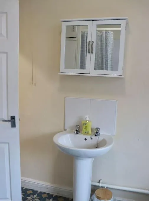 Comfortable 2 Bedroom House Beeston Hill Daire